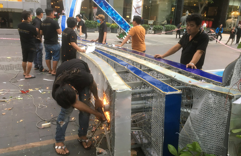 Gió quật ngã cổng chào trên phố Nguyễn Huệ - Ảnh 2. Gió quật ngã cổng chào trên phố Nguyễn Huệ - Ảnh 2.