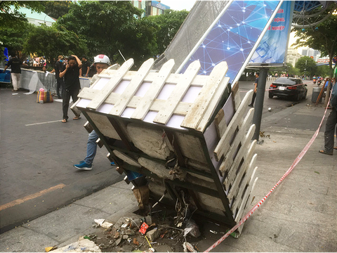 Gió quật ngã cổng chào trên phố Nguyễn Huệ - Ảnh 3. Gió quật ngã cổng chào trên phố Nguyễn Huệ - Ảnh 3.