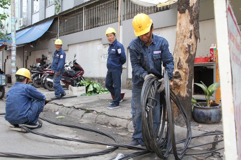 Hè này nắng nóng dữ dội, ngành điện cảnh báo nguy cơ thiếu điện - Ảnh 1. Hè này nắng nóng dữ dội, ngành điện cảnh báo nguy cơ thiếu điện - Ảnh 1.