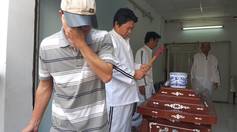 Vợ sắp cưới nấc nghẹn bên quan tài hiệp sĩ bị trộm đâm chết - Ảnh 2. Vợ sắp cưới nấc nghẹn bên quan tài hiệp sĩ bị trộm đâm chết - Ảnh 2.