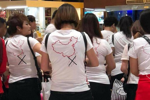 Nhóm du khách Trung Quốc mặc áo hình lưỡi bò nhập cảnh Cam Ranh - Ảnh 2. Nhóm du khách Trung Quốc mặc áo hình lưỡi bò nhập cảnh Cam Ranh - Ảnh 2.