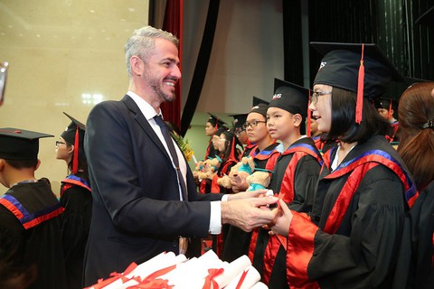 VUS ra mắt chương trình hè 2018 và trao chứng chỉ Cambridge - Ảnh 2. VUS ra mắt chương trình hè 2018 và trao chứng chỉ Cambridge - Ảnh 2.