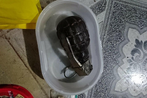 Ngăn chặn hỗn chiến, phát hiện lựu đạn trong tiệm nhôm kính - Ảnh 1. Ngăn chặn hỗn chiến, phát hiện lựu đạn trong tiệm nhôm kính - Ảnh 1.