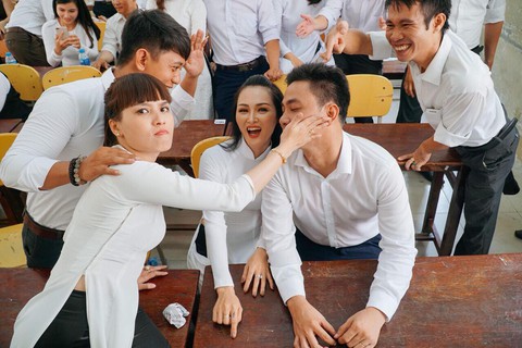 Bộ ảnh 20 năm ngày ra trường gây xúc động cư dân mạng - Ảnh 3. Bộ ảnh 20 năm ngày ra trường gây xúc động cư dân mạng - Ảnh 3.