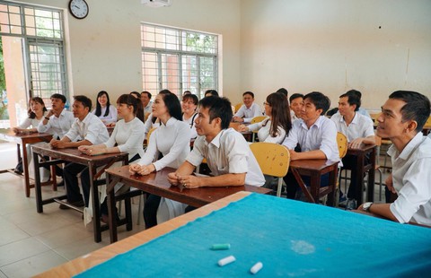 Bộ ảnh 20 năm ngày ra trường gây xúc động cư dân mạng - Ảnh 11. Bộ ảnh 20 năm ngày ra trường gây xúc động cư dân mạng - Ảnh 11.