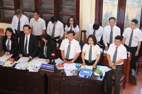 Xét xử bác sĩ Hoàng Công Lương vụ 8 bệnh nhân chạy thận tử vong - Ảnh 6. Xét xử bác sĩ Hoàng Công Lương vụ 8 bệnh nhân chạy thận tử vong - Ảnh 6.