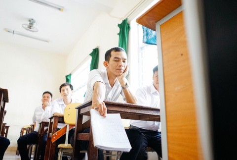 Bộ ảnh 20 năm ngày ra trường gây xúc động cư dân mạng - Ảnh 9. Bộ ảnh 20 năm ngày ra trường gây xúc động cư dân mạng - Ảnh 9.