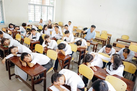 Bộ ảnh 20 năm ngày ra trường gây xúc động cư dân mạng - Ảnh 7. Bộ ảnh 20 năm ngày ra trường gây xúc động cư dân mạng - Ảnh 7.