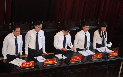 Xét xử bác sĩ Hoàng Công Lương vụ 8 bệnh nhân chạy thận tử vong - Ảnh 5. Xét xử bác sĩ Hoàng Công Lương vụ 8 bệnh nhân chạy thận tử vong - Ảnh 5.