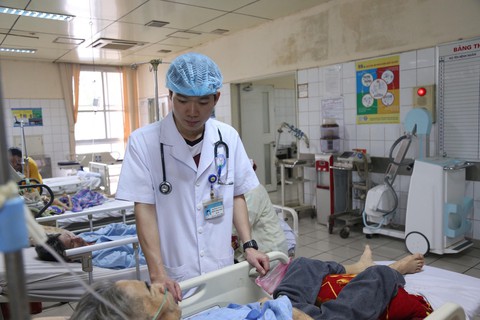 Xét xử bác sĩ Hoàng Công Lương vụ 8 bệnh nhân chạy thận tử vong - Ảnh 3. Xét xử bác sĩ Hoàng Công Lương vụ 8 bệnh nhân chạy thận tử vong - Ảnh 3.