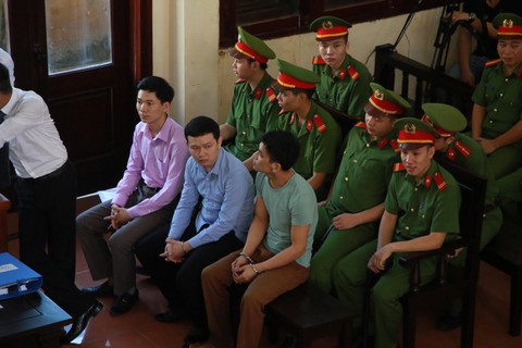 Xét xử bác sĩ Hoàng Công Lương vụ 8 bệnh nhân chạy thận tử vong - Ảnh 4. Xét xử bác sĩ Hoàng Công Lương vụ 8 bệnh nhân chạy thận tử vong - Ảnh 4.