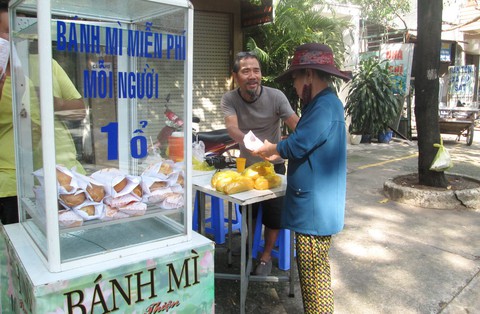Ấm lòng với tủ bánh mì thân thiện - Ảnh 1. Ấm lòng với tủ bánh mì thân thiện - Ảnh 1.