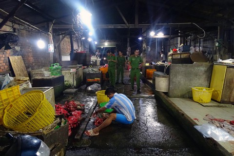 Bắt quả tang cơ sở ngâm hóa chất làm trắng nội tạng bò - Ảnh 1. Bắt quả tang cơ sở ngâm hóa chất làm trắng nội tạng bò - Ảnh 1.