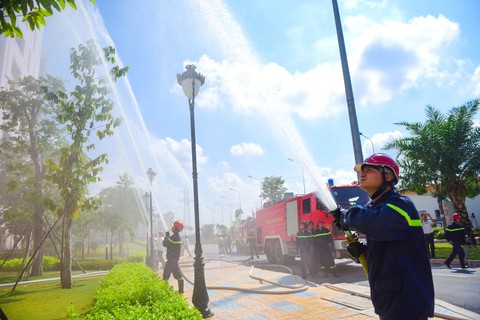 Diễn tập đưa lồng bệnh nhi thoát khỏi đám cháy bệnh viện - Ảnh 8. Diễn tập đưa lồng bệnh nhi thoát khỏi đám cháy bệnh viện - Ảnh 8.