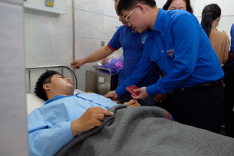 Trao tặng huy hiệu Tuổi trẻ dũng cảm cho các ‘hiệp sĩ’ đường phố - Ảnh 5. Trao tặng huy hiệu Tuổi trẻ dũng cảm cho các ‘hiệp sĩ’ đường phố - Ảnh 5.