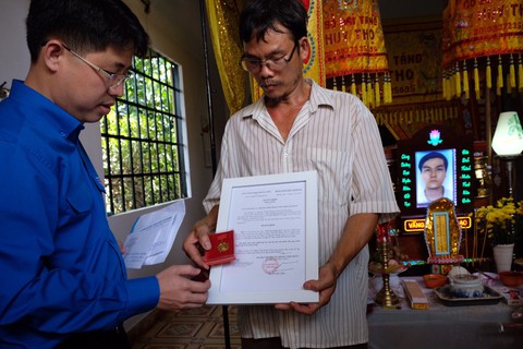 Trao tặng huy hiệu Tuổi trẻ dũng cảm cho các ‘hiệp sĩ’ đường phố - Ảnh 1. Trao tặng huy hiệu Tuổi trẻ dũng cảm cho các ‘hiệp sĩ’ đường phố - Ảnh 1.