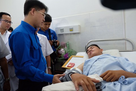 Trao tặng huy hiệu Tuổi trẻ dũng cảm cho các ‘hiệp sĩ’ đường phố - Ảnh 6. Trao tặng huy hiệu Tuổi trẻ dũng cảm cho các ‘hiệp sĩ’ đường phố - Ảnh 6.