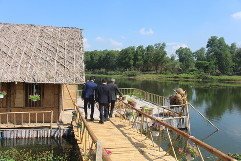Nhà nổi thân thiện môi trường giữa hồ nước ĐH Quốc gia - Ảnh 1. Nhà nổi thân thiện môi trường giữa hồ nước ĐH Quốc gia - Ảnh 1.