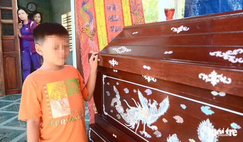 Chòm xóm kết vòng hoa tang tiễn đưa hiệp sĩ Nguyễn Văn Thôi - Ảnh 1. Chòm xóm kết vòng hoa tang tiễn đưa hiệp sĩ Nguyễn Văn Thôi - Ảnh 1.