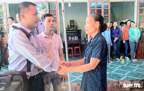 Chòm xóm kết vòng hoa tang tiễn đưa hiệp sĩ Nguyễn Văn Thôi - Ảnh 4. Chòm xóm kết vòng hoa tang tiễn đưa hiệp sĩ Nguyễn Văn Thôi - Ảnh 4.