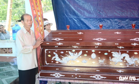 Chòm xóm kết vòng hoa tang tiễn đưa hiệp sĩ Nguyễn Văn Thôi - Ảnh 3. Chòm xóm kết vòng hoa tang tiễn đưa hiệp sĩ Nguyễn Văn Thôi - Ảnh 3.