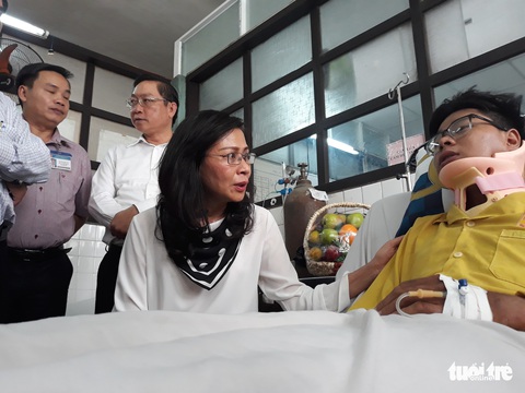 Lãnh đạo TP.HCM thăm hỏi nạn nhân bị cổng chào sập trúng đầu - Ảnh 1. Lãnh đạo TP.HCM thăm hỏi nạn nhân bị cổng chào sập trúng đầu - Ảnh 1.