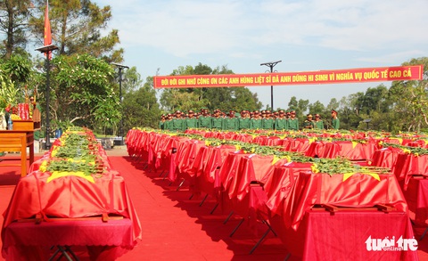 Đưa 98 hài cốt liệt sĩ Việt Nam hi sinh ở Lào về đất mẹ an táng - Ảnh 1. Đưa 98 hài cốt liệt sĩ Việt Nam hi sinh ở Lào về đất mẹ an táng - Ảnh 1.