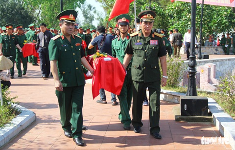 Đưa 98 hài cốt liệt sĩ Việt Nam hi sinh ở Lào về đất mẹ an táng - Ảnh 2. Đưa 98 hài cốt liệt sĩ Việt Nam hi sinh ở Lào về đất mẹ an táng - Ảnh 2.
