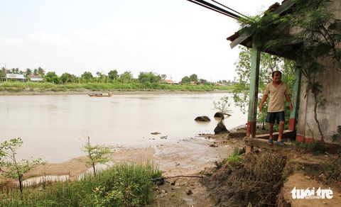 Sống thấp thỏm trên vùng kênh Chợ Gạo sạt lở - Ảnh 1. Sống thấp thỏm trên vùng kênh Chợ Gạo sạt lở - Ảnh 1.