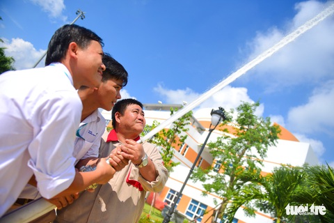 Diễn tập đưa lồng bệnh nhi thoát khỏi đám cháy bệnh viện - Ảnh 4. Diễn tập đưa lồng bệnh nhi thoát khỏi đám cháy bệnh viện - Ảnh 4.