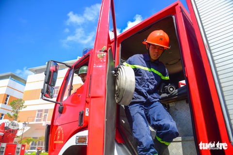 Diễn tập đưa lồng bệnh nhi thoát khỏi đám cháy bệnh viện - Ảnh 3. Diễn tập đưa lồng bệnh nhi thoát khỏi đám cháy bệnh viện - Ảnh 3.