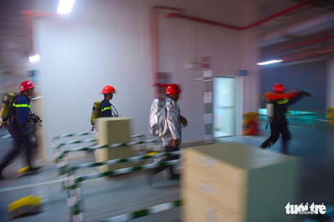 Diễn tập đưa lồng bệnh nhi thoát khỏi đám cháy bệnh viện - Ảnh 9. Diễn tập đưa lồng bệnh nhi thoát khỏi đám cháy bệnh viện - Ảnh 9.