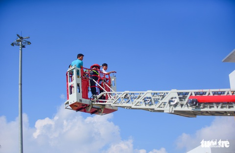 Diễn tập đưa lồng bệnh nhi thoát khỏi đám cháy bệnh viện - Ảnh 7. Diễn tập đưa lồng bệnh nhi thoát khỏi đám cháy bệnh viện - Ảnh 7.