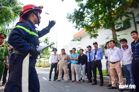 Diễn tập đưa lồng bệnh nhi thoát khỏi đám cháy bệnh viện - Ảnh 2. Diễn tập đưa lồng bệnh nhi thoát khỏi đám cháy bệnh viện - Ảnh 2.