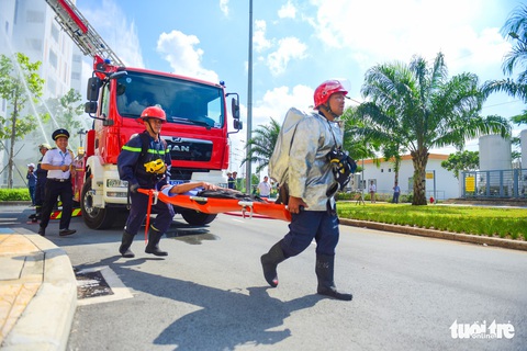 Diễn tập đưa lồng bệnh nhi thoát khỏi đám cháy bệnh viện - Ảnh 11. Diễn tập đưa lồng bệnh nhi thoát khỏi đám cháy bệnh viện - Ảnh 11.
