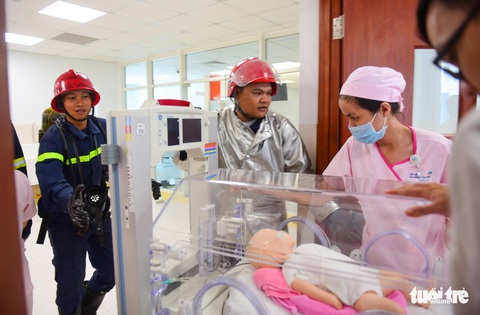 Diễn tập đưa lồng bệnh nhi thoát khỏi đám cháy bệnh viện - Ảnh 14. Diễn tập đưa lồng bệnh nhi thoát khỏi đám cháy bệnh viện - Ảnh 14.