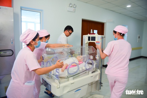 Diễn tập đưa lồng bệnh nhi thoát khỏi đám cháy bệnh viện - Ảnh 12. Diễn tập đưa lồng bệnh nhi thoát khỏi đám cháy bệnh viện - Ảnh 12.