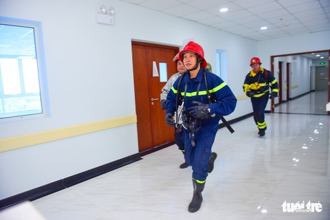 Diễn tập đưa lồng bệnh nhi thoát khỏi đám cháy bệnh viện - Ảnh 13. Diễn tập đưa lồng bệnh nhi thoát khỏi đám cháy bệnh viện - Ảnh 13.