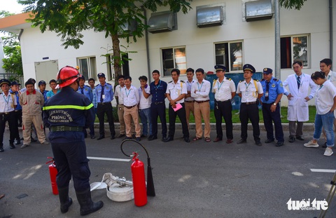 Diễn tập đưa lồng bệnh nhi thoát khỏi đám cháy bệnh viện - Ảnh 1. Diễn tập đưa lồng bệnh nhi thoát khỏi đám cháy bệnh viện - Ảnh 1.
