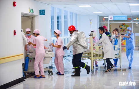 Diễn tập đưa lồng bệnh nhi thoát khỏi đám cháy bệnh viện - Ảnh 15. Diễn tập đưa lồng bệnh nhi thoát khỏi đám cháy bệnh viện - Ảnh 15.
