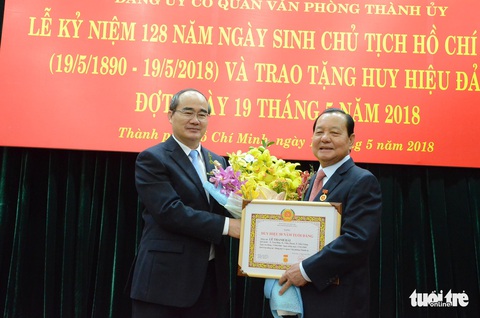 Trao huy hiệu 50 năm tuổi Đảng cho ông Lê Thanh Hải - Ảnh 1. Trao huy hiệu 50 năm tuổi Đảng cho ông Lê Thanh Hải - Ảnh 1.