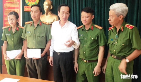 Tướng Phan Anh Minh xin trao lại phần thưởng cho 5 hiệp sĩ - Ảnh 1. Tướng Phan Anh Minh xin trao lại phần thưởng cho 5 hiệp sĩ - Ảnh 1.