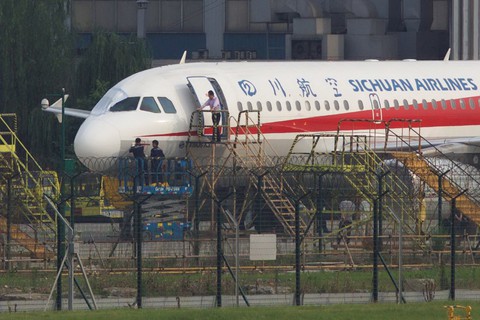 Cơ phó Trung Quốc bị hút suýt văng ra ngoài khi máy bay vỡ kính - Ảnh 2. Cơ phó Trung Quốc bị hút suýt văng ra ngoài khi máy bay vỡ kính - Ảnh 2.