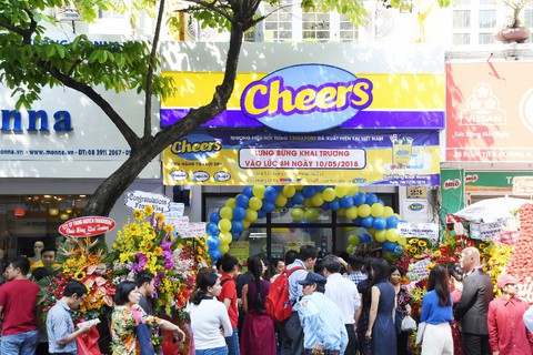 Giới trẻ “mua nhanh, ăn nhanh” Sài Gòn thích lướt cửa hàng Cheers - Ảnh 1. Giới trẻ “mua nhanh, ăn nhanh” Sài Gòn thích lướt cửa hàng Cheers - Ảnh 1.