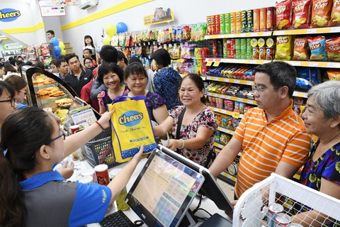 Giới trẻ “mua nhanh, ăn nhanh” Sài Gòn thích lướt cửa hàng Cheers - Ảnh 3. Giới trẻ “mua nhanh, ăn nhanh” Sài Gòn thích lướt cửa hàng Cheers - Ảnh 3.