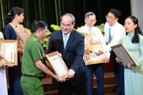 TP.HCM tuyên dương 397 người học theo tấm gương Bác Hồ - Ảnh 1. TP.HCM tuyên dương 397 người học theo tấm gương Bác Hồ - Ảnh 1.