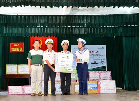 3 xuồng CQ tặng cán bộ chiến sĩ Hải quân - Ảnh 2. 3 xuồng CQ tặng cán bộ chiến sĩ Hải quân - Ảnh 2.