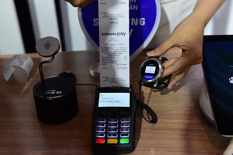 Giao dịch qua Samsung Pay chạm mốc 350 tỉ sau 6 tháng - Ảnh 1. Giao dịch qua Samsung Pay chạm mốc 350 tỉ sau 6 tháng - Ảnh 1.