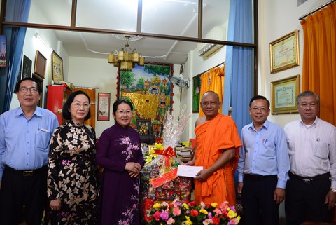 Lãnh đạo TP.HCM thăm, chúc mừng Đại lễ Phật đản 2018 - Ảnh 1. Lãnh đạo TP.HCM thăm, chúc mừng Đại lễ Phật đản 2018 - Ảnh 1.
