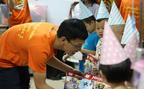 Những người mang lại niềm vui cho bệnh nhi - Ảnh 1. Những người mang lại niềm vui cho bệnh nhi - Ảnh 1.